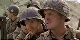 电影里总会看到美国大兵们头盔上有伪装网，是为什么啊？